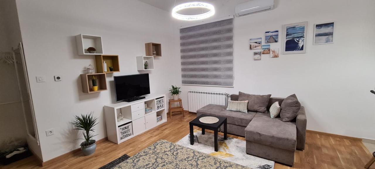 Ferienwohnung Apartman Delena Novi Sad Exterior foto